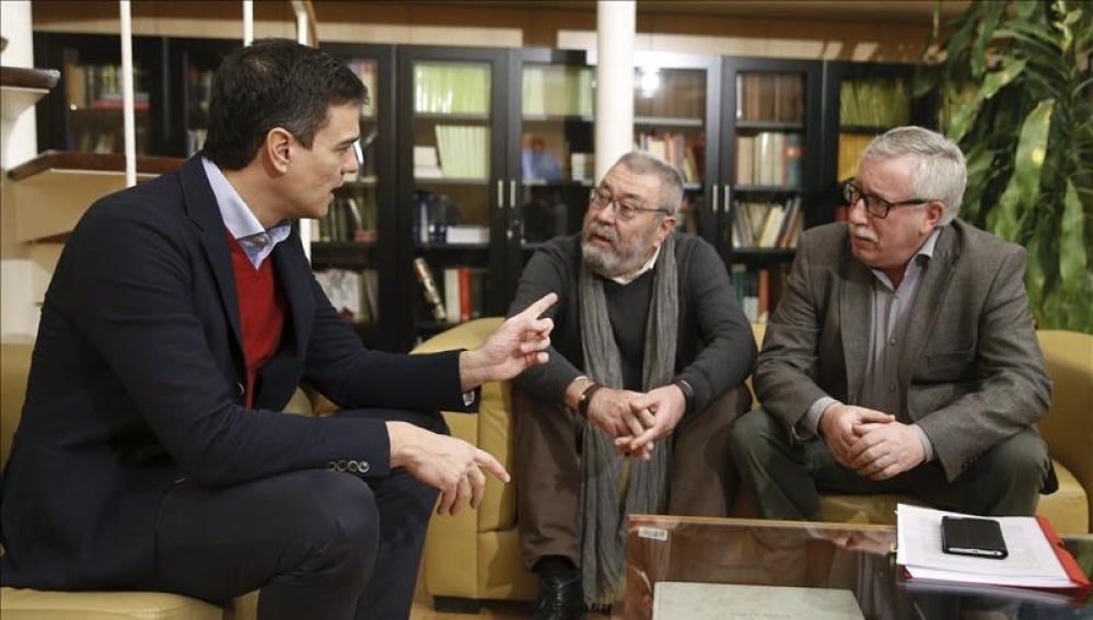 Pedro Sánchez con los líderes de UGT, Cándido Méndez, y de CCOO, Ignacio Fernández Toxo