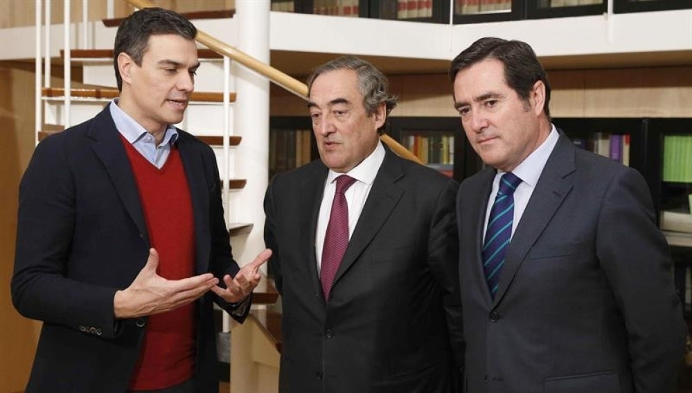 Pedro Sánchez conversa con el presidente de CEOE, Juan Rosell, y el de CEPYME, Antonio Garamendi
