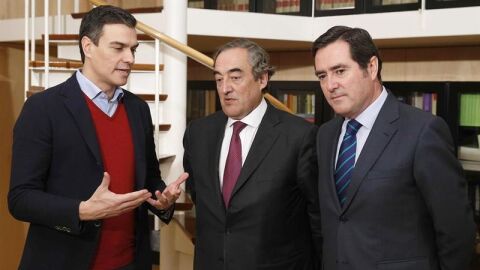 Pedro S&aacute;nchez conversa con el presidente de CEOE, Juan Rosell, y el de CEPYME, Antonio Garamendi