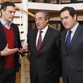 Pedro Sánchez conversa con el presidente de CEOE, Juan Rosell, y el de CEPYME, Antonio Garamendi