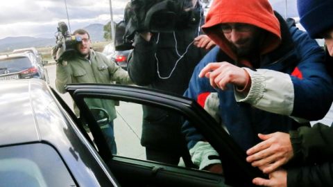 Uno de los titiriteros sale de prisi&oacute;n 