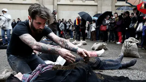 El artista navarro Abel Azcona en Pamplona en mayo de 2015 El artista navarro Abel Azcona en Pamplona en mayo de 2015