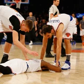 Calderón y Porzingis se acercan a Galloway durante el partido Calderón y Porzingis se acercan a Galloway durante el partido