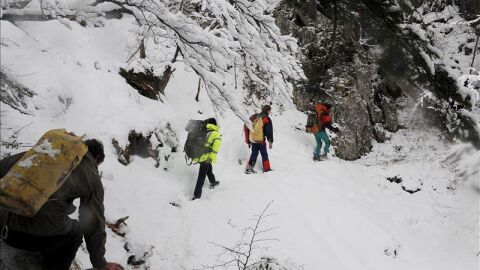 Varios de los monta&ntilde;eros que permanecieron cuatro d&iacute;as atrapados en los Pirineos Atl&aacute;nticos, en diciembre de 2009.