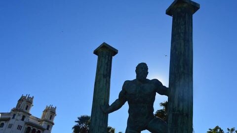 Foto de una de las dos estatuas de H&eacute;rcules en la Ciudad Aut&oacute;noma. Al fondo, la Casa de Trujillo