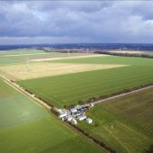 Vista aérea que muestra el detector de ondas gravitacionales GEO600 hoy en Ruthe, cerca de Hannover (Alemania)