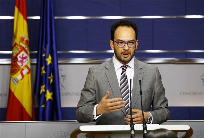 El PSOE avisa a Rajoy de que "su tren ya pasó" y que ahora no es el candidato El PSOE avisa a Rajoy de que "su tren ya pasó" y que ahora no es el candidato