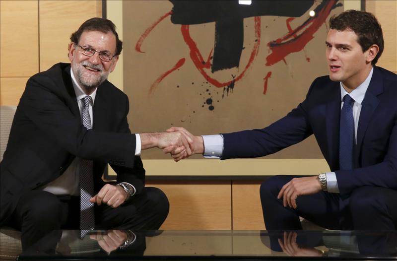 Las preguntas de Amón: ¿No podrían Rajoy y Rivera hacer campaña juntos bajo el lema: "Que se besen, que se besen" Las preguntas de Amón: ¿No podrían Rajoy y Rivera hacer campaña juntos bajo el lema: "Que se besen, que se besen"