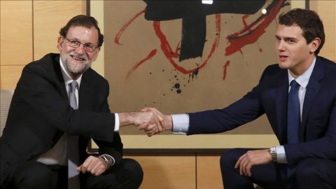 El presidente del Gobierno, Mariano Rajoy, junto al l&iacute;der de Ciudadanos, Albert Rivera