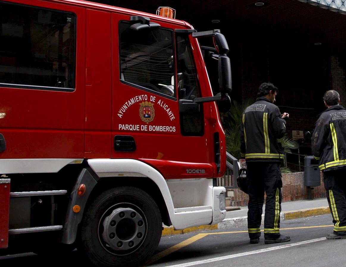 Un incendio provocado por una niña jugando obliga a desalojar a 40 vecinos en Alicante Un incendio provocado por una niña jugando obliga a desalojar a 40 vecinos en Alicante