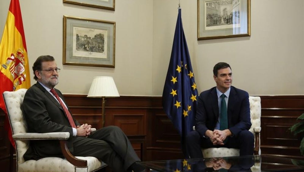 El presidente del Gobierno en funciones, Mariano Rajoy, con el líder del PSOE, Pedro Sánchez