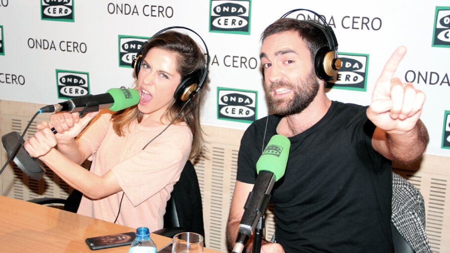 Los actores Mar&iacute;a Le&oacute;n y Jon Plazaola durante una entrevista en M&aacute;s de uno