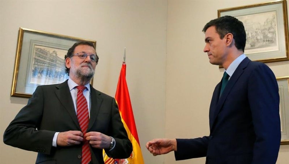 El presidente del Gobierno en funciones, Mariano Rajoy, y el secretario general del PSOE, Pedro Sánchez