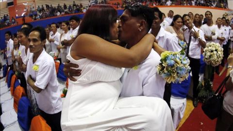 Una pareja de reci&eacute;n casados en Manila