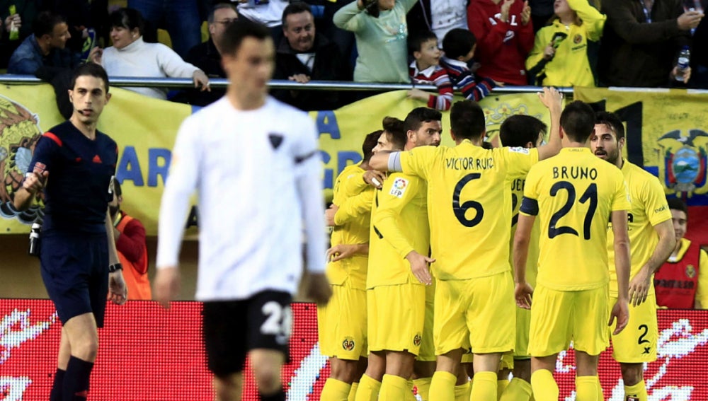 Los jugadores del Villarreal celebran un gol ante el Málaga