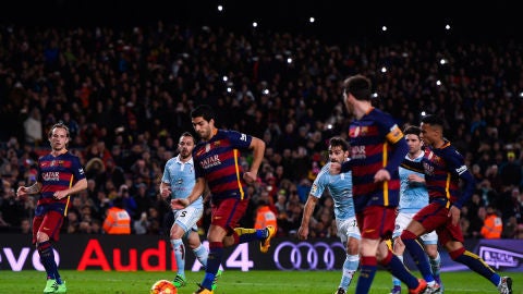 Messi y Su&aacute;rez ejecutan el penalti indirecto