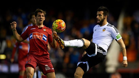 &Aacute;lvaro Negredo, del Valencia C.F y Victor S&aacute;nchez, del Espanyol
