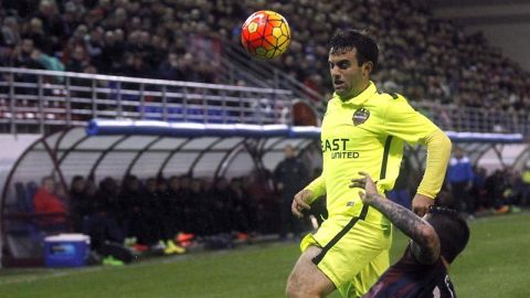 El defensa del Eibar Manuel Castellano "Lillo" lucha un bal&oacute;n con el centrocampista del Levante Jos&eacute; Antonio Garc&iacute;a "Verza" 