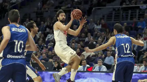 Sergio Llull se eleva en el aire Sergio Llull se eleva en el aire