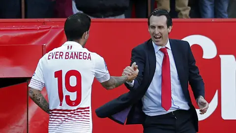 Emery felicita a Banega Emery felicita a Banega