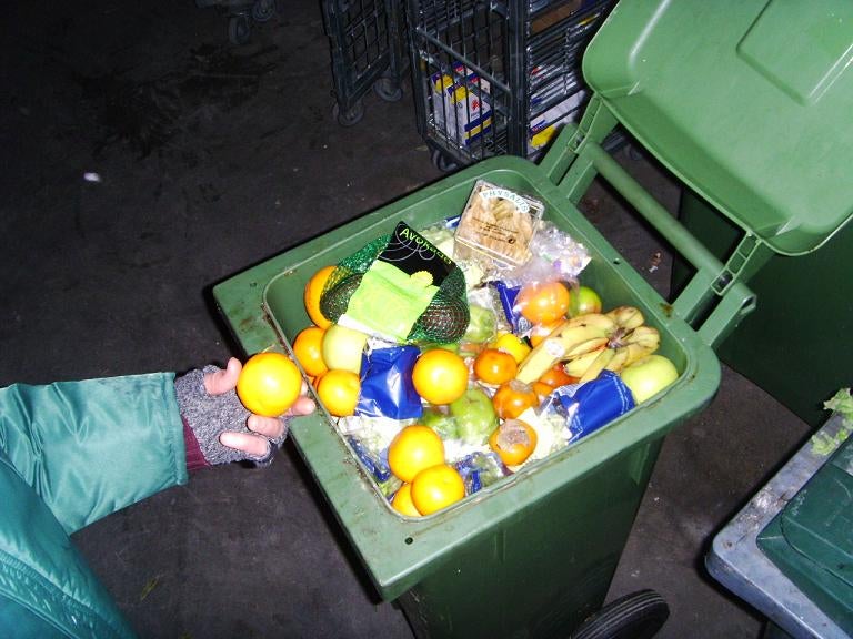 Una Nevera Solidaria para no tirar más comida en buen estado a la basura Una Nevera Solidaria para no tirar más comida en buen estado a la basura