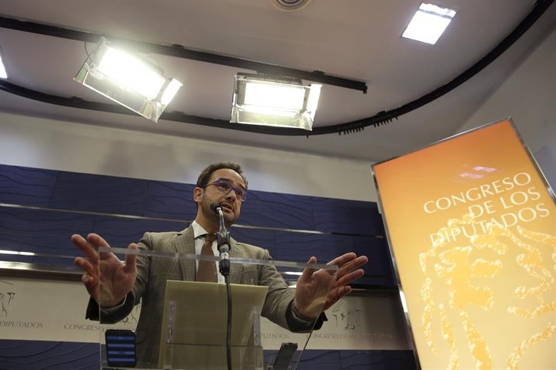 El PSOE, a Iglesias: "¿En qué momento el Rey te ha pedido formar Gobierno?" El PSOE, a Iglesias: "¿En qué momento el Rey te ha pedido formar Gobierno?"