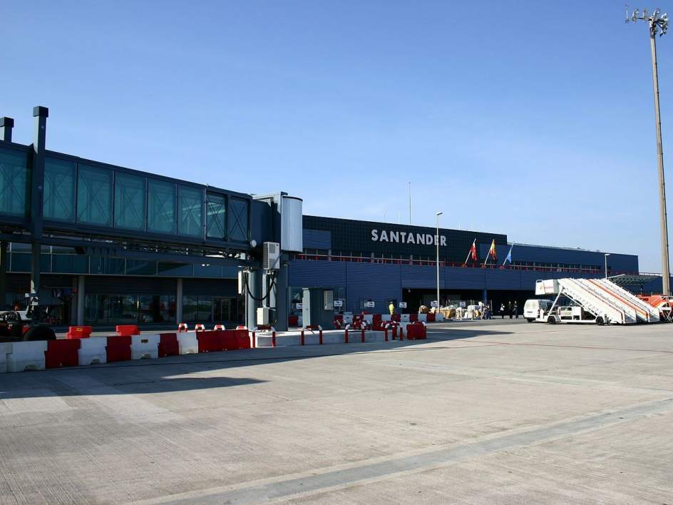 Un rayo inutiliza la torre de control del aeropuerto de Santander Un rayo inutiliza la torre de control del aeropuerto de Santander
