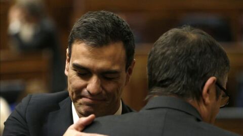Pedro S&aacute;nchez abraza a Patxi L&oacute;pez. 