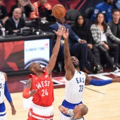 Kobe Bryant disputó el salto inicial del All Star de Toronto