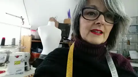 Frame 0.0 de: Lourdes escucha el programa desde su taller Frame 0.0 de: Lourdes escucha el programa desde su taller