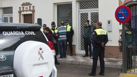 Agentes de la Guardia Civil custodiaban la casa en que aparecieron los cad&aacute;veres del hombre y su hija, en Almonte