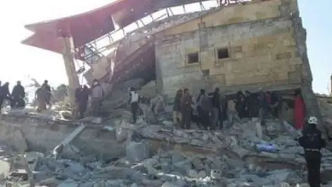 Nueve muertos y decenas de heridos por un bombardeo sobre un centro de Médicos Sin Fronteras Nueve muertos y decenas de heridos por un bombardeo sobre un centro de Médicos Sin Fronteras