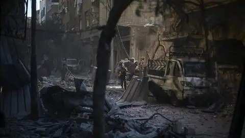 Escombros de edificios en ruinas tras un bombardeo en Siria. Escombros de edificios en ruinas tras un bombardeo en Siria.