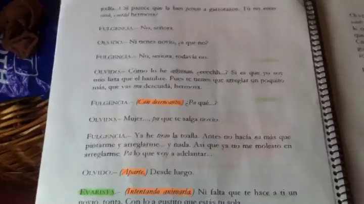 Isabel estudia un guión mientras escucha el programa Isabel estudia un guión mientras escucha el programa
