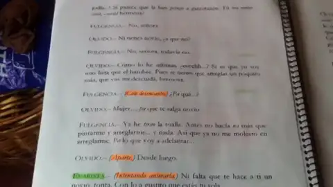 Frame 0.0 de: Isabel estudia un guión mientras escucha el programa Frame 0.0 de: Isabel estudia un guión mientras escucha el programa