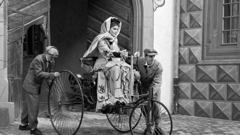 Primeras mujeres conduciendo