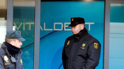 Un polic&iacute;a ante una de las cl&iacute;nicas dentales de Vitaldent