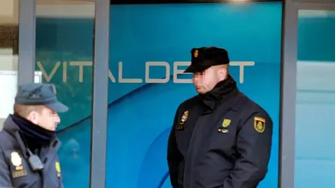 Un policía ante una de las clínicas dentales de Vitaldent Un policía ante una de las clínicas dentales de Vitaldent