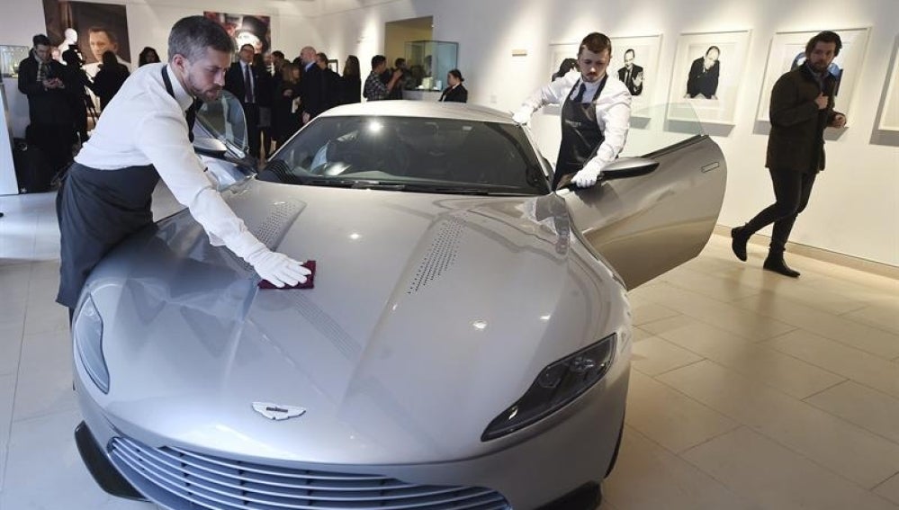 Trabajadores de Christie´s sacan brillo al Aston Martin utilizado en la última película de James Bond que va a salir a subasta