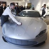 Trabajadores de Christie´s sacan brillo al Aston Martin utilizado en la última película de James Bond que va a salir a subasta