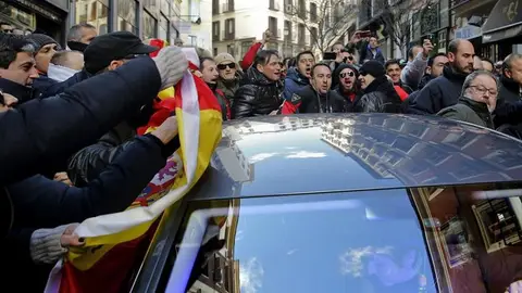 Javier Barbero se introduce en su coche mientras es increpado por los asistentes a la concentración de policías municipales Javier Barbero se introduce en su coche mientras es increpado por los asistentes a la concentración de policías municipales