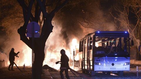 Momento de la explosi&oacute;n del coche bomba en Ankara