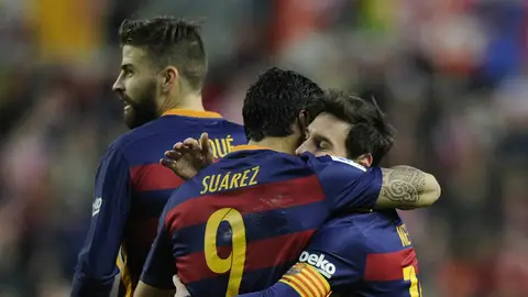 Luis Suárez y Leo Messi celebran uno de los goles del argentino contra el Sporting Luis Suárez y Leo Messi celebran uno de los goles del argentino contra el Sporting