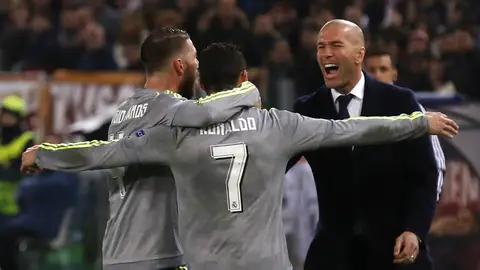 Cristiano Ronaldo y Sergio Ramos celebran el gol del portugués con Zinedine Zidane Cristiano Ronaldo y Sergio Ramos celebran el gol del portugués con Zinedine Zidane