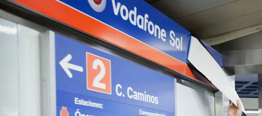 Cartel de la parada de metro Vodafone Sol Cartel de la parada de metro Vodafone Sol