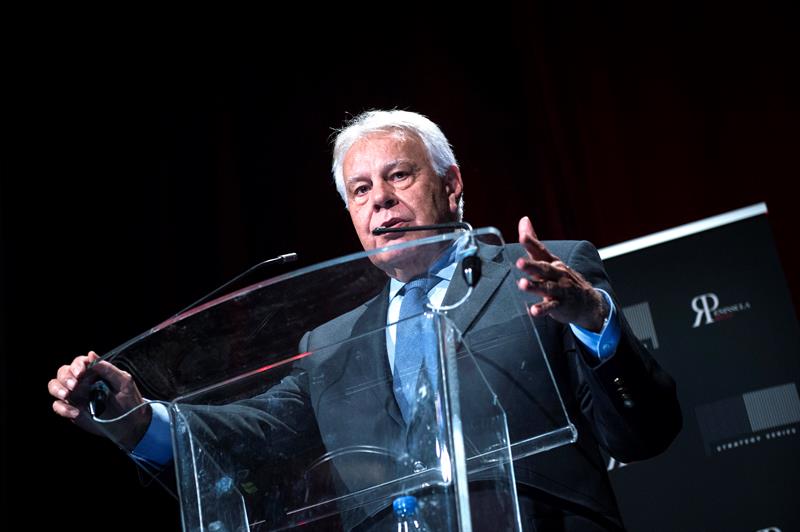 Felipe González insta a "dejar formar gobierno", aun "si Rajoy no lo merece" Felipe González insta a "dejar formar gobierno", aun "si Rajoy no lo merece"