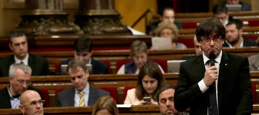 El presidente de la Generalitat, Carles Puigdemont durante la sesión de control El presidente de la Generalitat, Carles Puigdemont durante la sesión de control