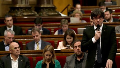  El presidente de la Generalitat, Carles Puigdemont durante la sesi&oacute;n de control