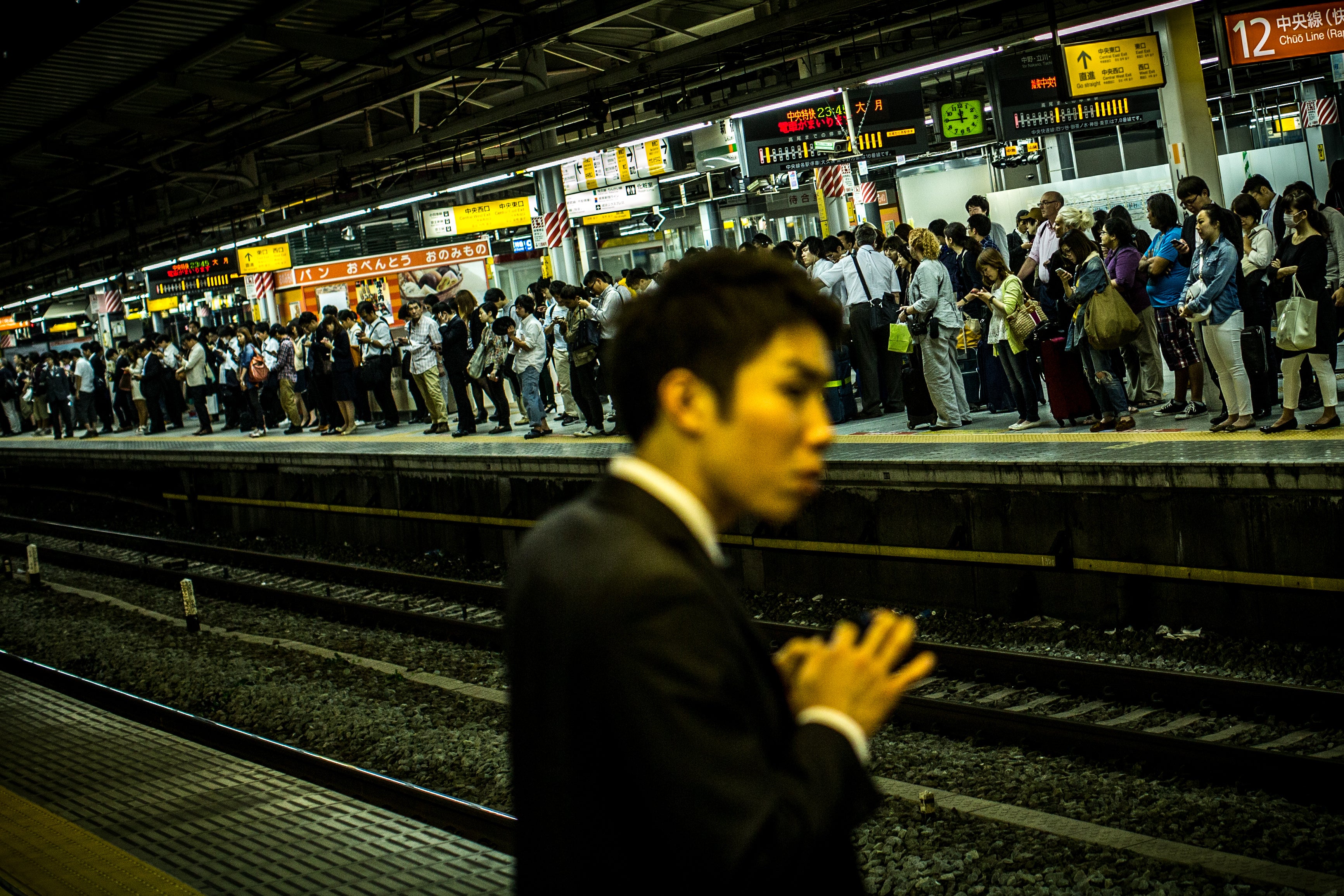 Un hombre vestido de Joker hiere a 10 personas y provoca un incendio en un tren de Tokio Un hombre vestido de Joker hiere a 10 personas y provoca un incendio en un tren de Tokio