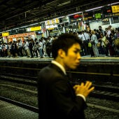 Un hombre espera un tren en la estación de Shinjuku (Tokio)